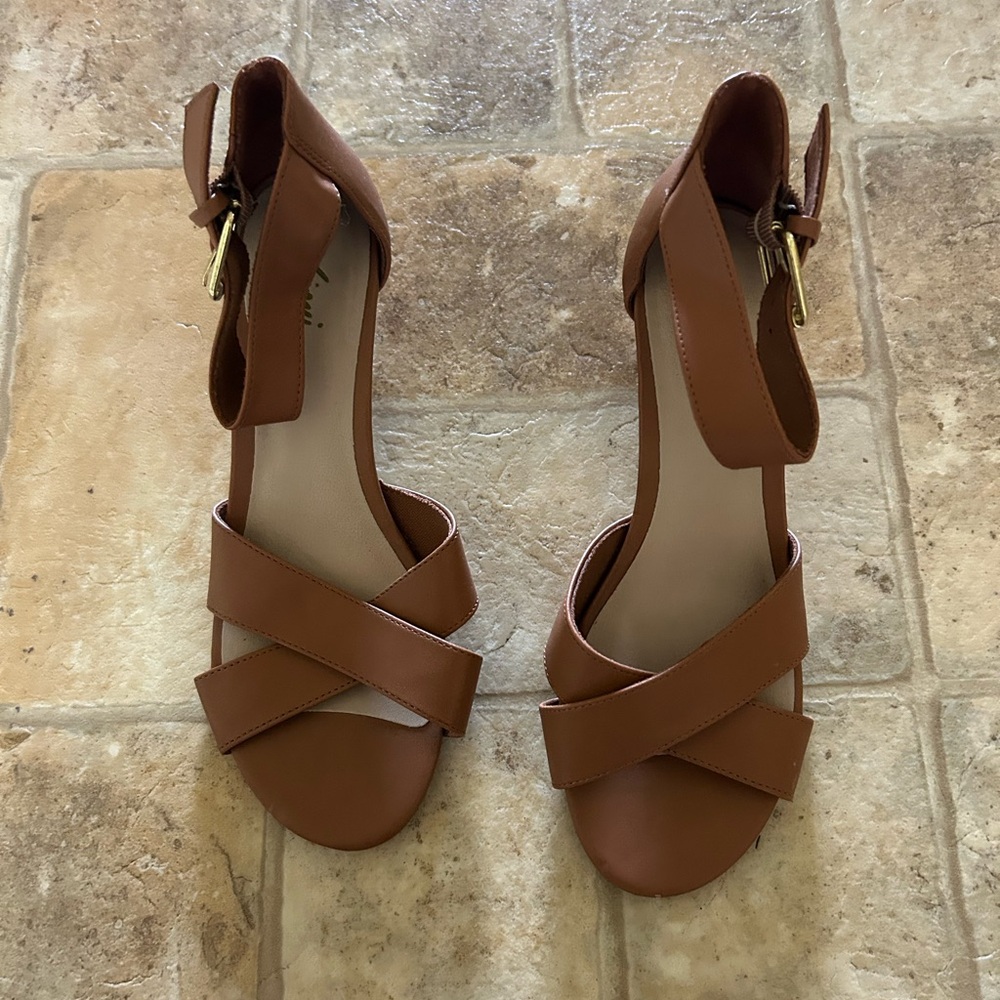 Elegant Brown Strappy Wedges